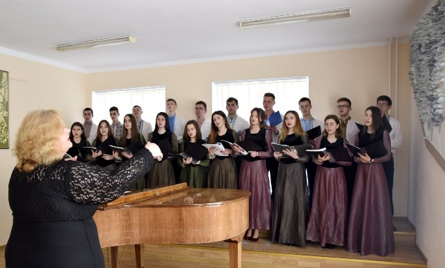 Мить творчості. Художній керівник колективу Г. Місько зі своїми вихованцями